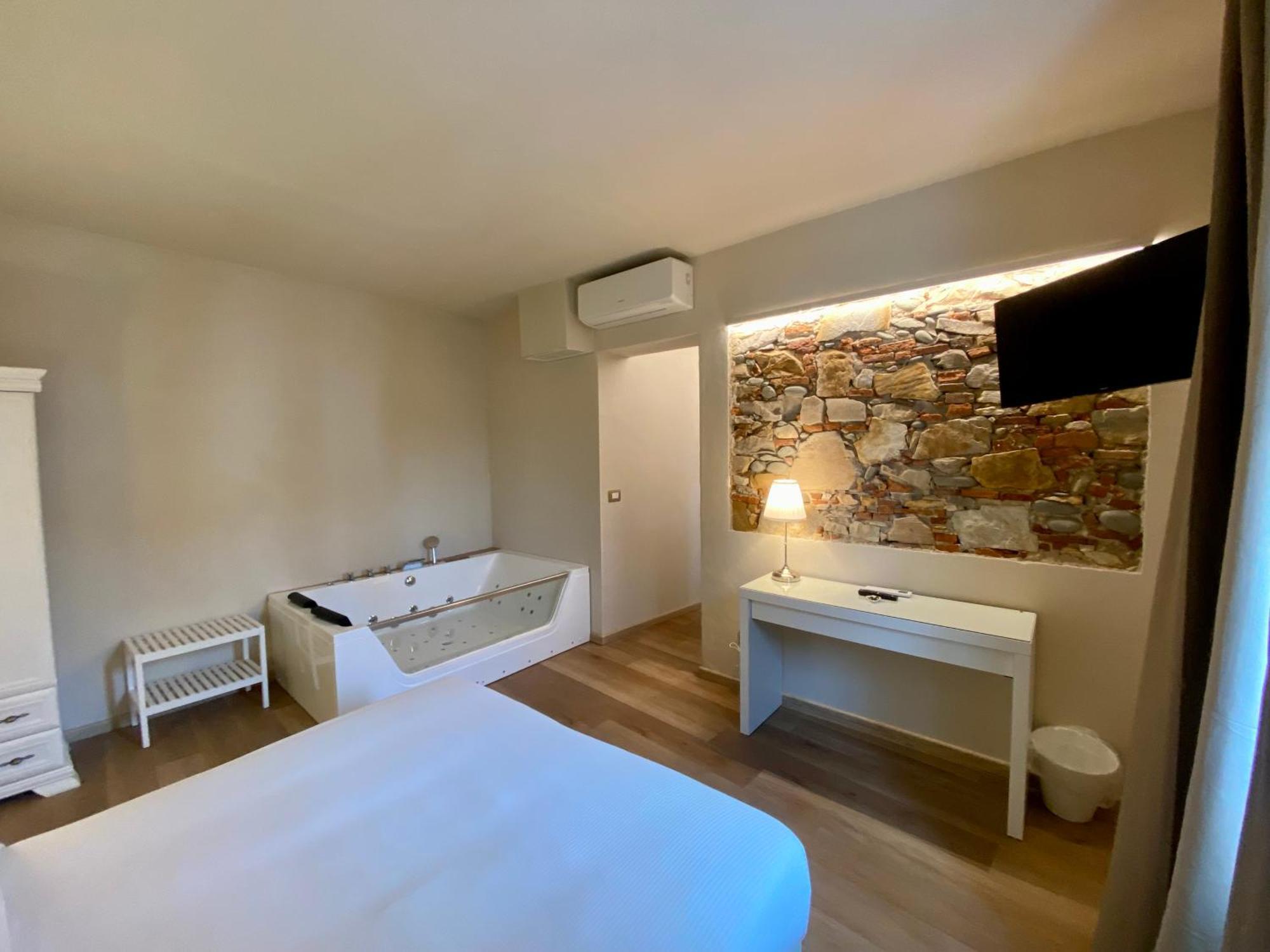 Il Tiglio Jacuzzi&Sauna Лука Екстериор снимка